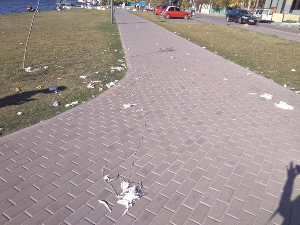 Погуляли и не убрали мусор: тернопольские молодожены обезобразили публичный пляж (ФОТО)
