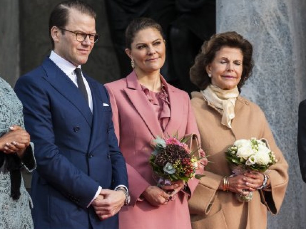 Шведская принцесса Виктория позировала в элегантном костюме цвета пыльной розы (ФОТО)