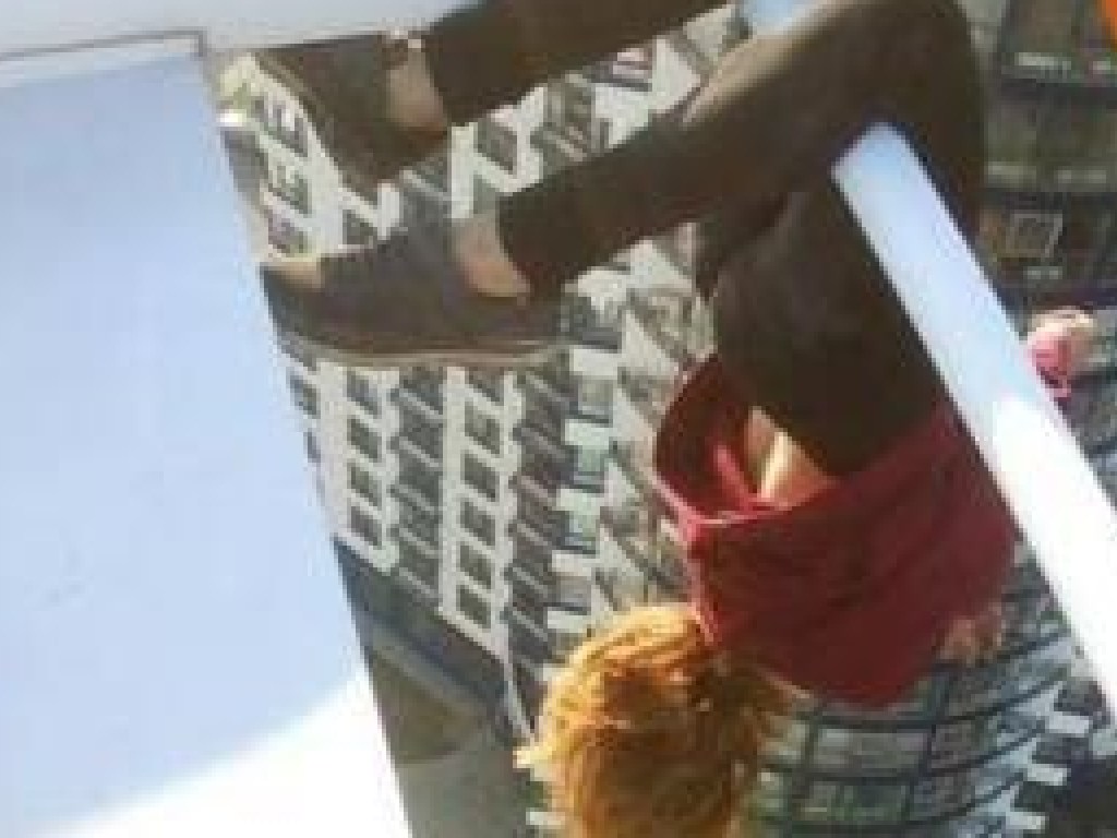 Девушка висела вниз головой на крыше высокого жилкомплекса: пользователи Сети шокированы (ФОТО)