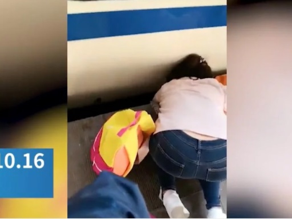 В Китае горе-мать допустила падение малолетней дочери под поезд (ФОТО)