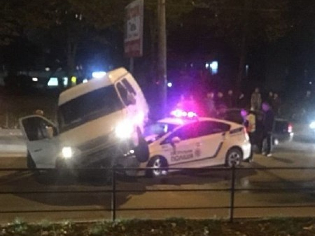 В Тернополе полицейская машина врезалась в микроавтобус, патрульного госпитализировали (ФОТО, ВИДЕО)
