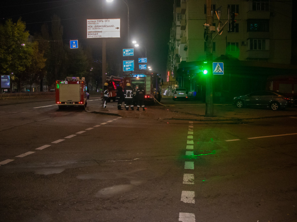 На Печерске в Киеве произошел пожар в ресторане из-за тлеющих углей для гриля (ФОТО, ВИДЕО)