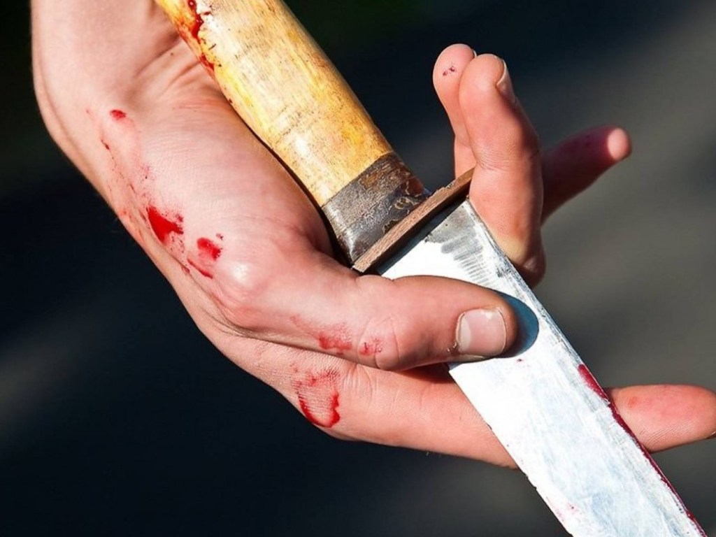 Ударил  ножом в сердце: в Херсоне мужчина убил своего собутыльника из-за долга