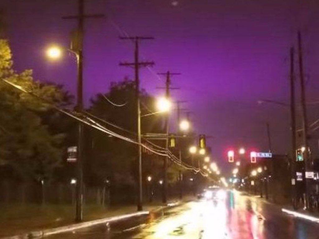В США сняли на видео небо фиолетового цвета