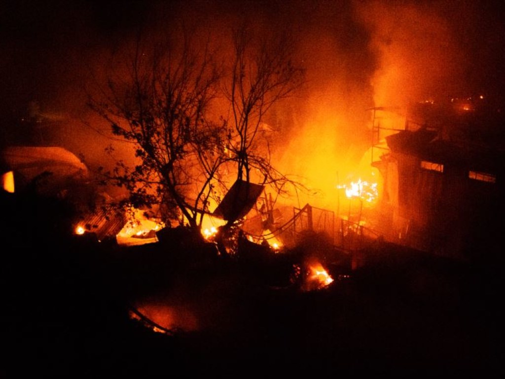 На морском побережье в Одессе сгорели 16 пляжных домиков (ФОТО, ВИДЕО)