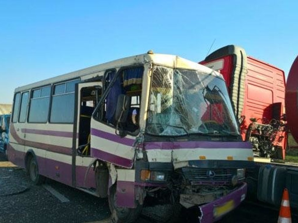На Львовщине произошло столкновение автобуса с грузовиком (ФОТО)