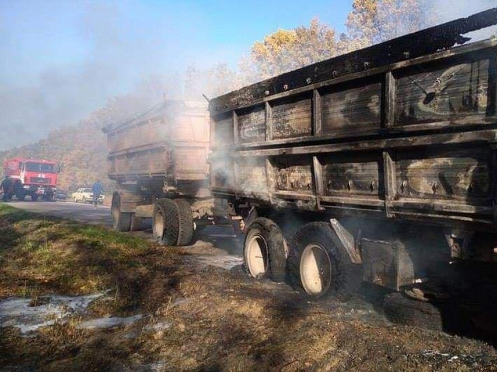 На трассе в Тернопольской области загорелся грузовик, перевозивший 8 тонн сои (ФОТО)