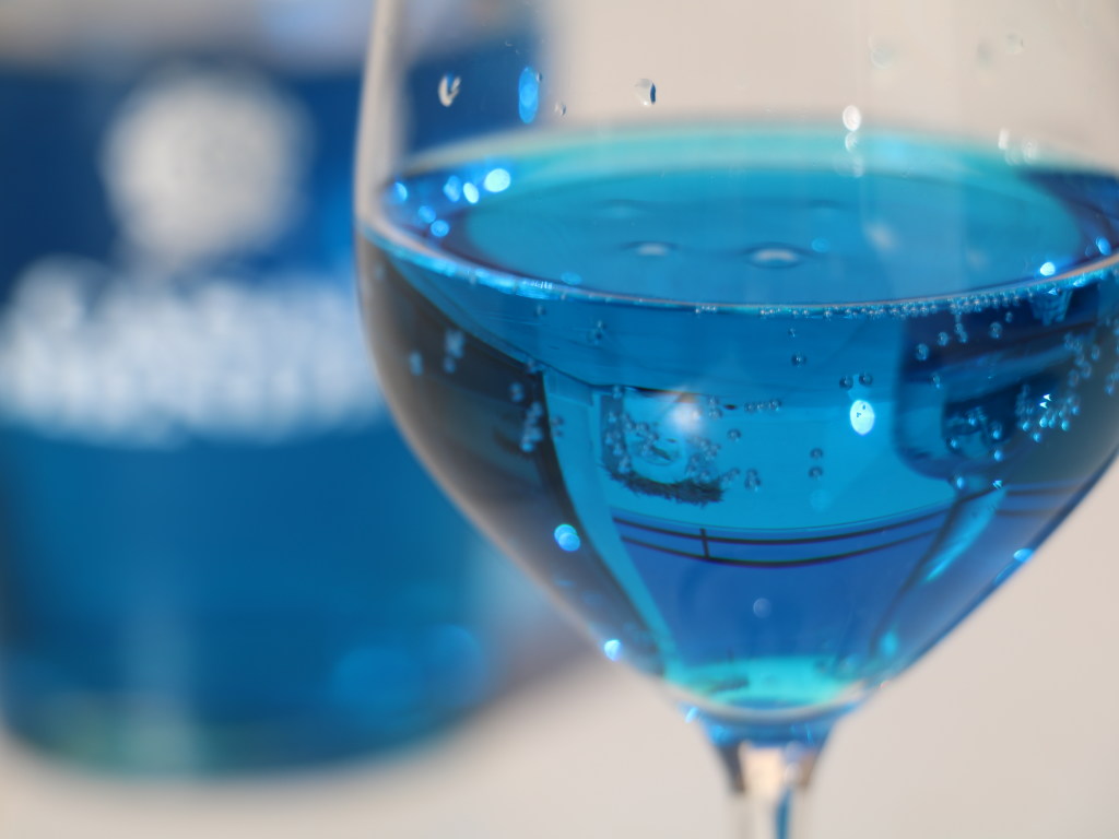 Испанские студенты наладили выпуск голубого вина