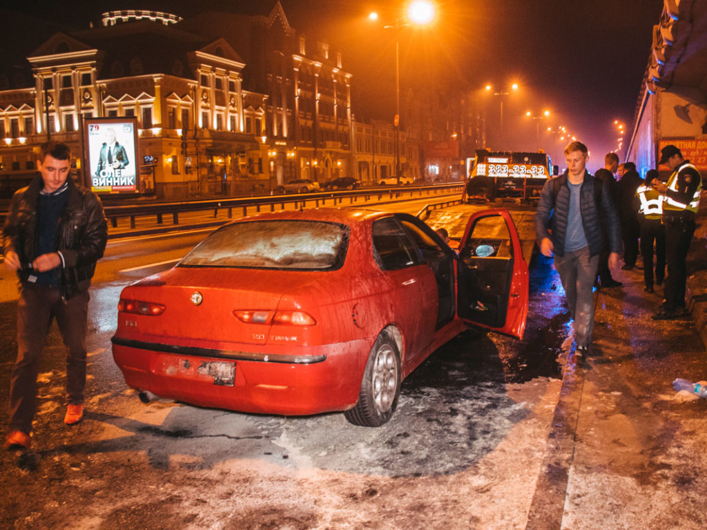 Выгорел полностью: На Набережно-Крещатицкой в Киеве на ходу воспламенился Alfa Romeo (ФОТО)