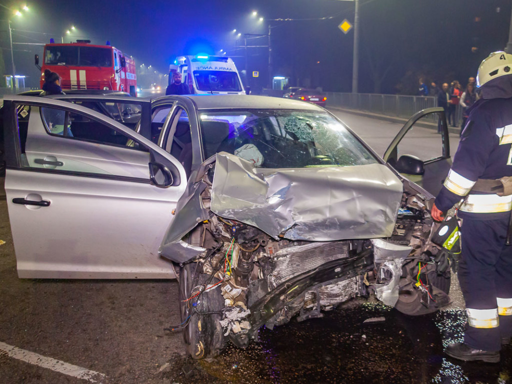 В Днепре столкнулись Hyundai и Volkswagen, четверо пострадавших (ФОТО, ВИДЕО)