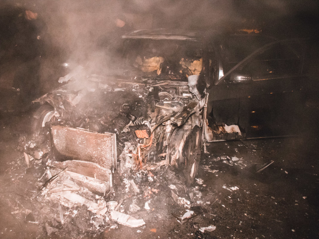 Ночью на столичной Троещине сгорела иномарка бизнес-класса (ФОТО)