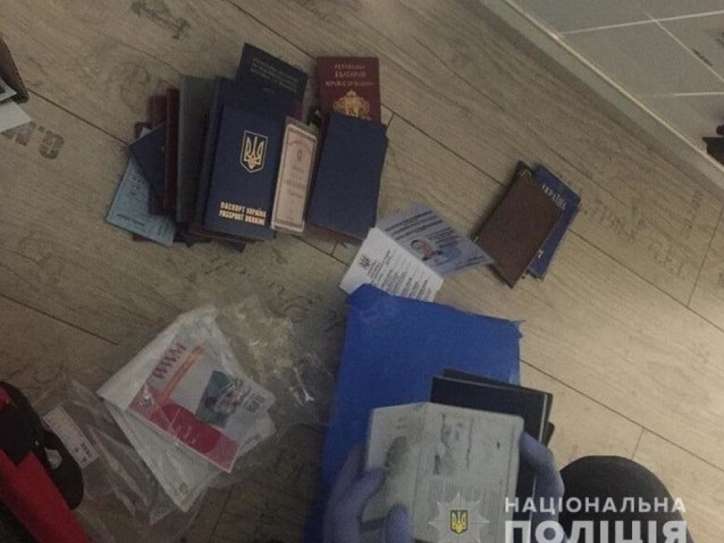 Киевлянин массово подделывал паспорта, удостоверения и водительские права (ФОТО)