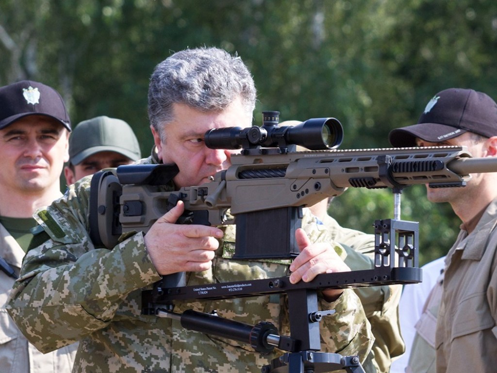 Порошенко пытается выглядеть не просто лидером, но и военным вождем нации – политолог 
