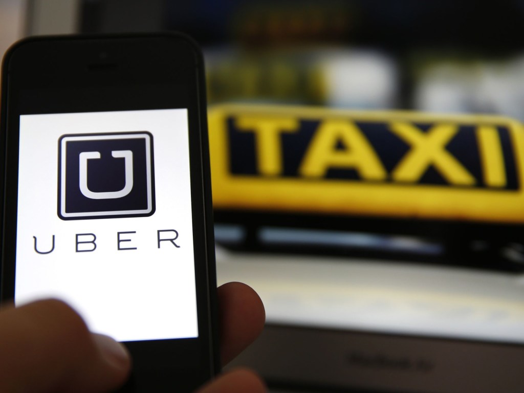 Не впервой: Таксист Uber выбросил спящую пассажирку на обочину и заработал 1000 долларов