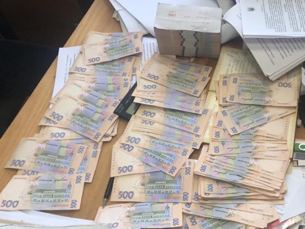 В Киеве на взятке в 650 тысяч гривен задержали чиновника «Укравтодора» (ФОТО)