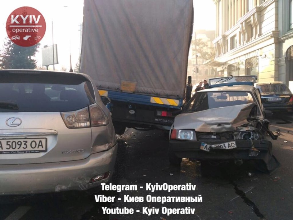 Виной стал приступ: В Киеве на Подоле произошло массовое ДТП с участием семи авто (ФОТО, ВИДЕО)
