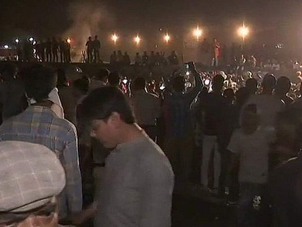 Наблюдали за сжиганием чучела: в Индии поезд въехал в толпу людей, минимум 50 человек погибли (ФОТО, ВИДЕО)