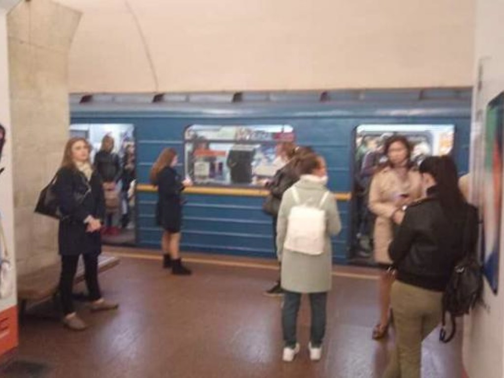 В Киеве на станции метро «Почайна» сломался поезд