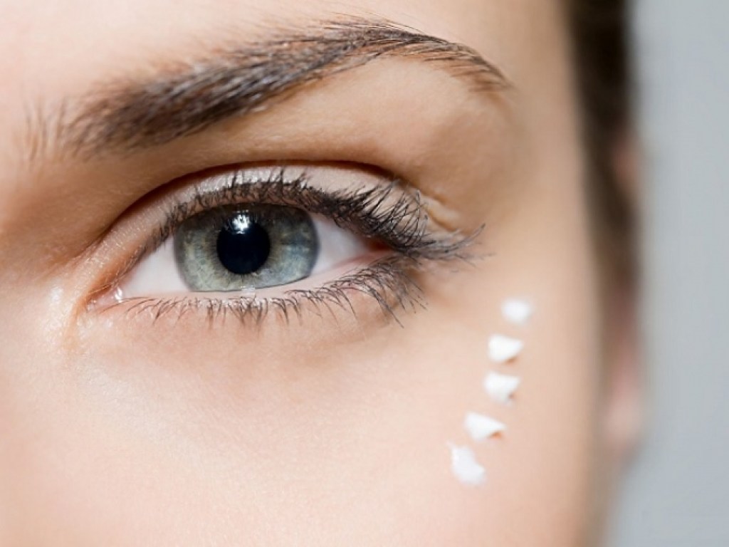 Сам себе косметолог:  Профилактикой морщин вокруг глаз нужно заниматься с молодости
