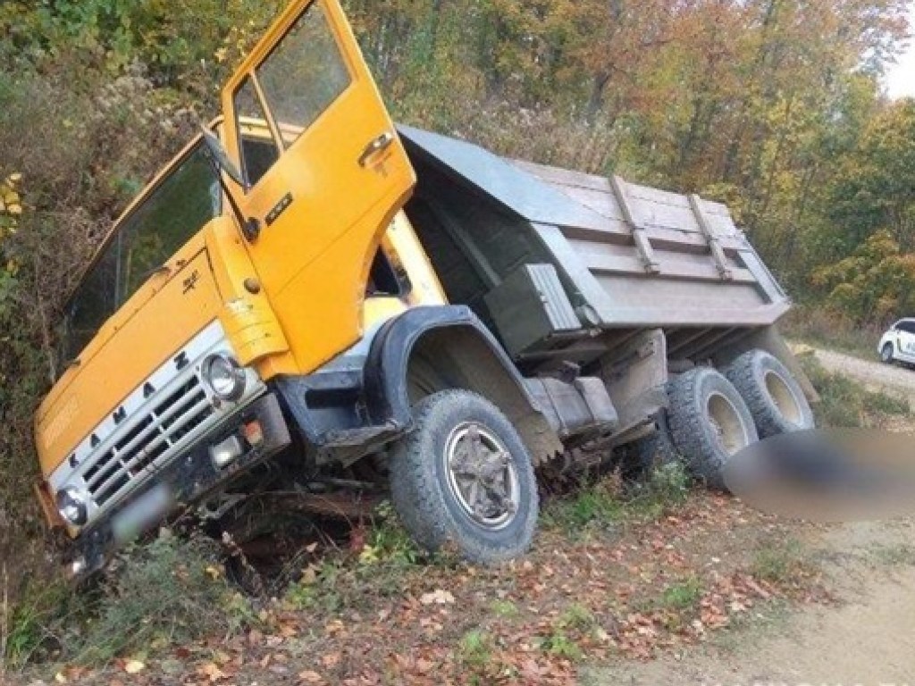 Внезапно открылась дверь: в Черновицкой области мужчина погиб под колесами собственного грузовика