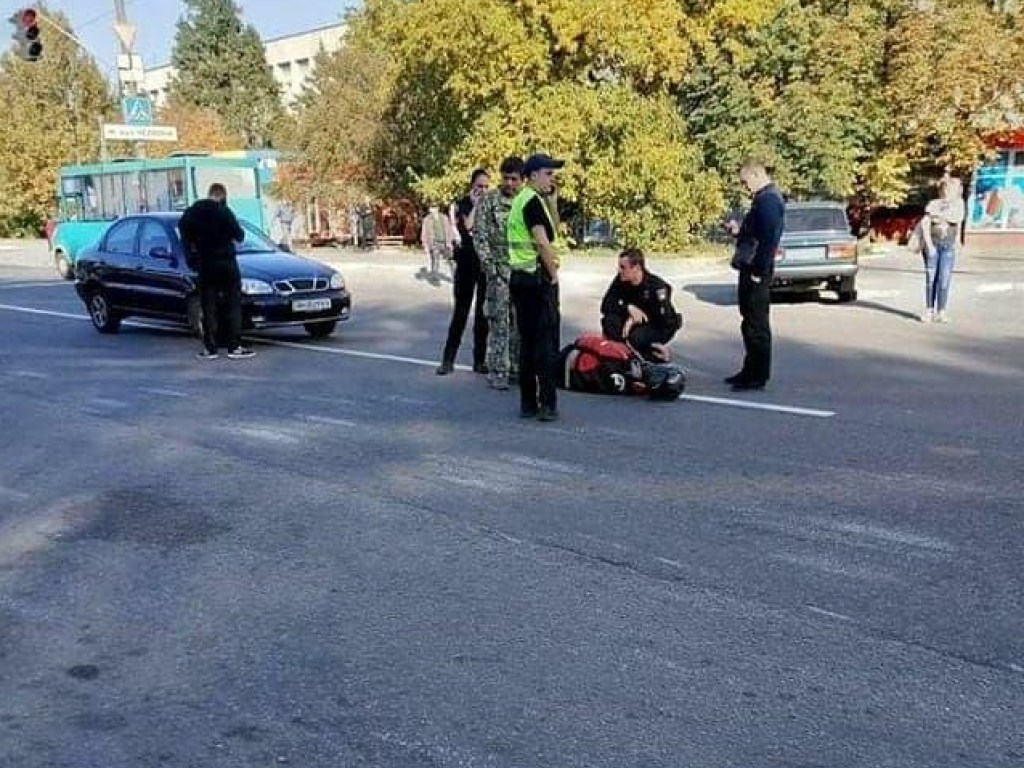 Убегал от полиции: в Запорожье мотоциклист врезался в маршрутку (ФОТО)
