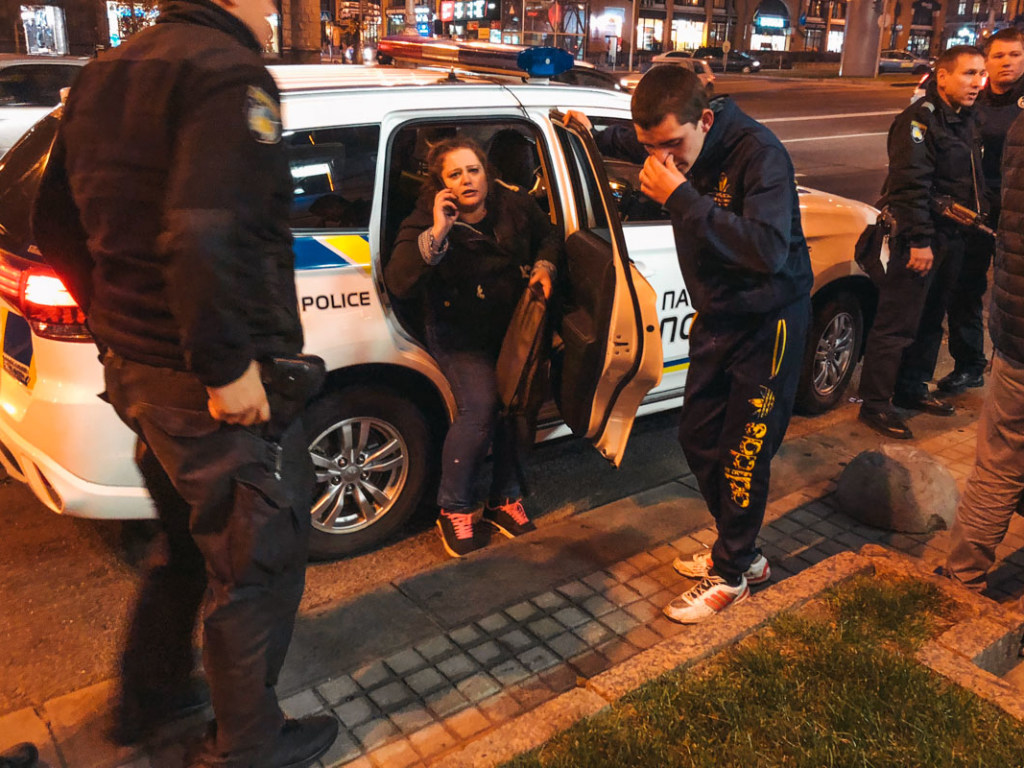 Бросался на людей и плакал: в центре Киева неадекватный парень бегал по дороге (ФОТО)