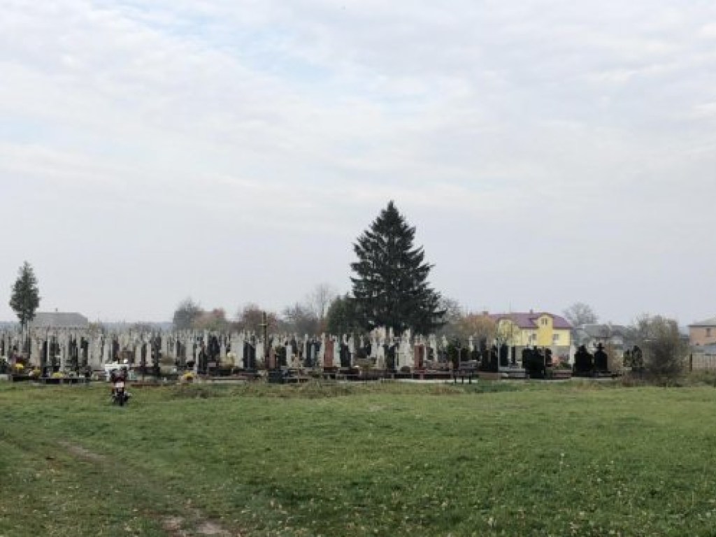 На Львовщине между могилами нашли мертвую девочку (ФОТО)