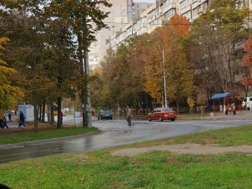 В Киеве на Теремках прорвало трубу: улица превратилась в озеро (ФОТО)