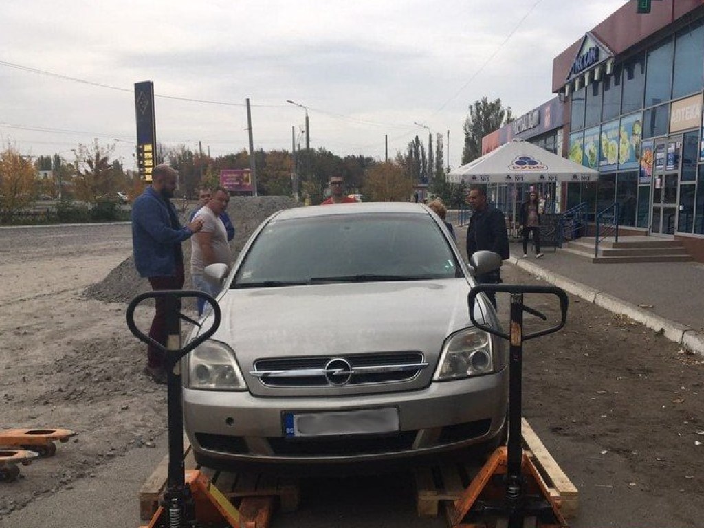 В Николаеве с помощью палет и тележек переместили автомобиль «героя парковки» (ФОТО)