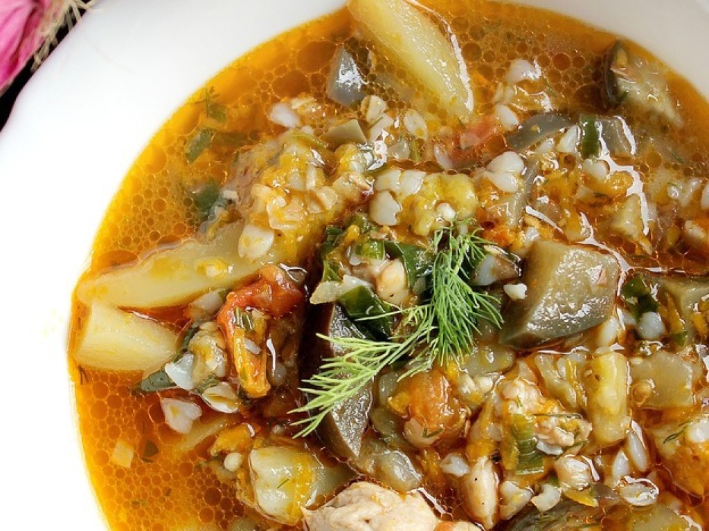 Рецепт дня: Пикантный гречневый суп с баклажанами