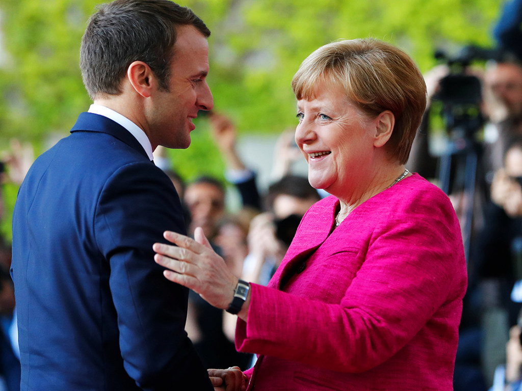 Макрон и Меркель сидели в баре: неофициальные переговоры с пивом и картофелем фри (ВИДЕО)