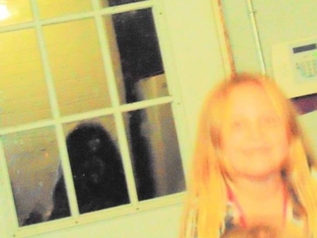 Жительница США случайно сняла «призрака» за спиной племянницы (ФОТО)