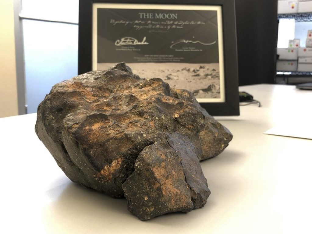 В США продали лунный метеорит весом пять килограмм за 600 тысяч долларов (ФОТО)