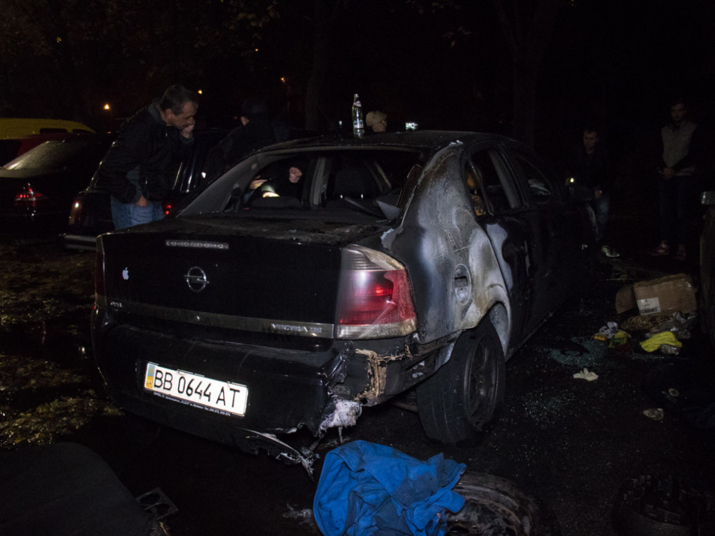 На столичной Русановке ночью сожгли Opel переселенца (ФОТО, ВИДЕО)