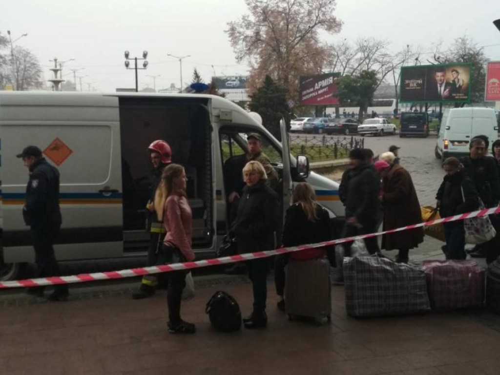 800 людей эвакуировали с вокзала во Львове из-за действий шутника (ФОТО)