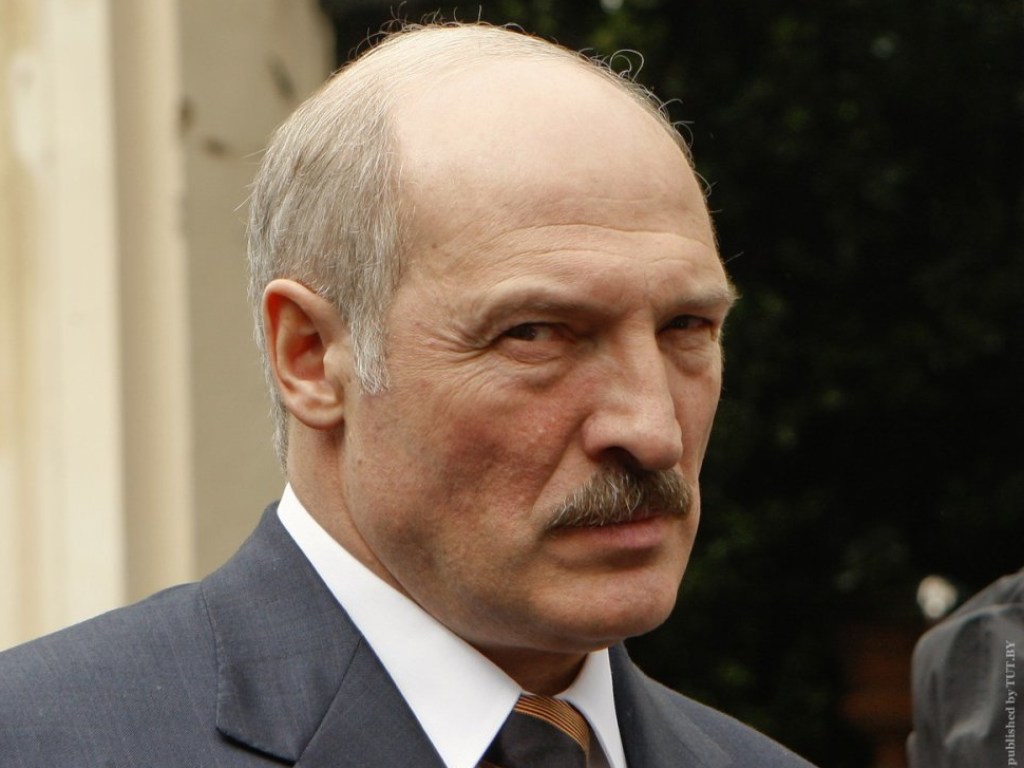 В Беларуси девушка в наушниках не остановила кортеж Лукашенко (ВИДЕО)