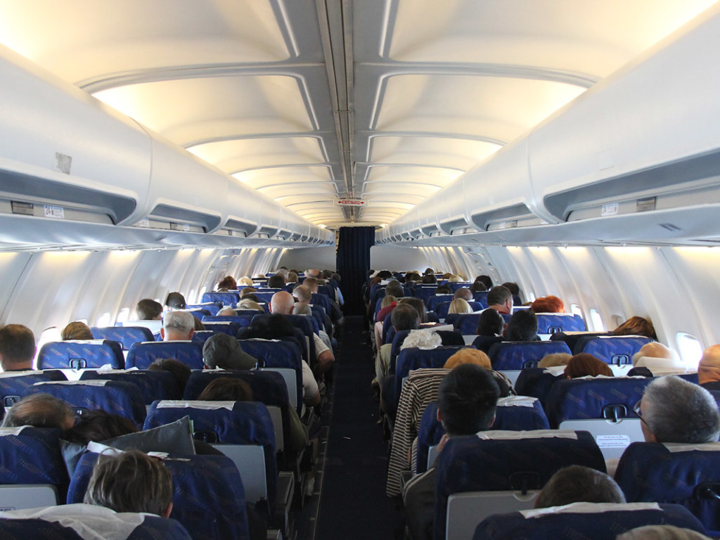 Переворачивались тележки с едой:  самолет с двумя сотнями пассажиров попал в зону турбулентности (ВИДЕО)