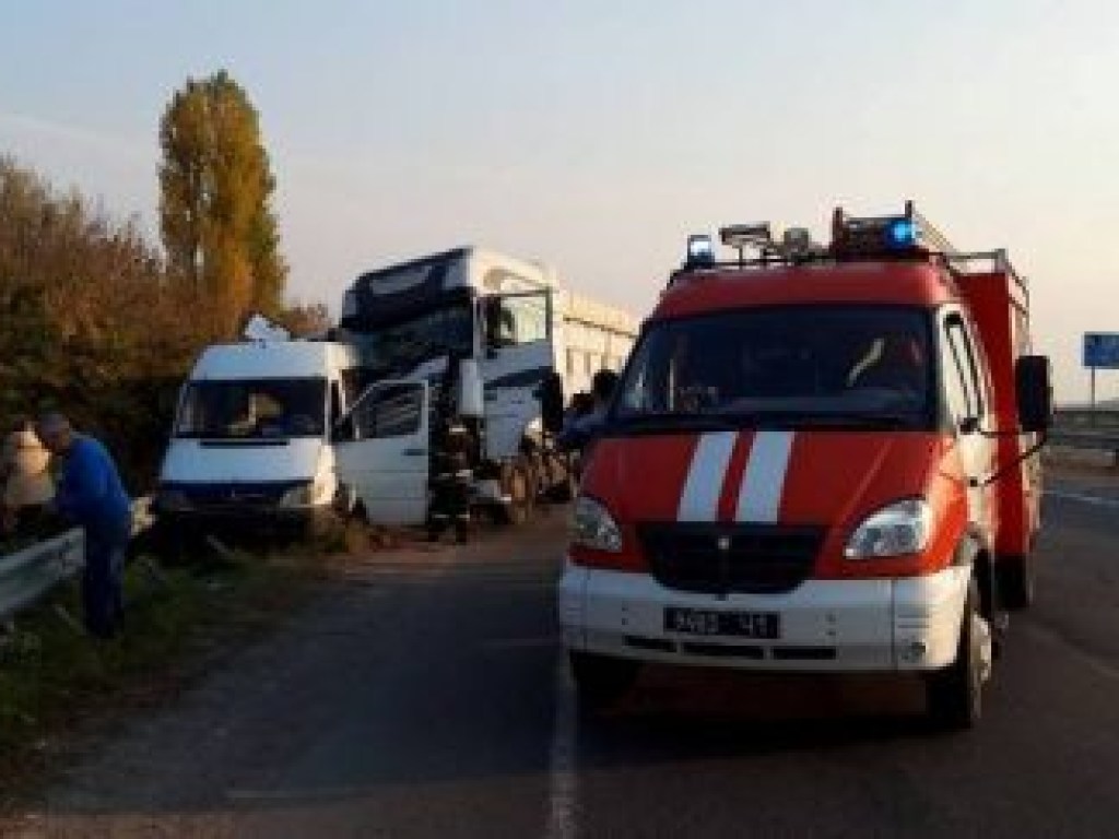 Микроавтобус с детьми попал в ДТП под Черкассами: есть пострадавшие (ФОТО)
