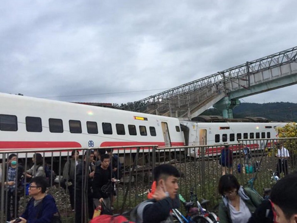 Поезд сошел с рельсов: на Тайване погибли 17 человек, более сотни людей получили травмы (ФОТО, ВИДЕО)