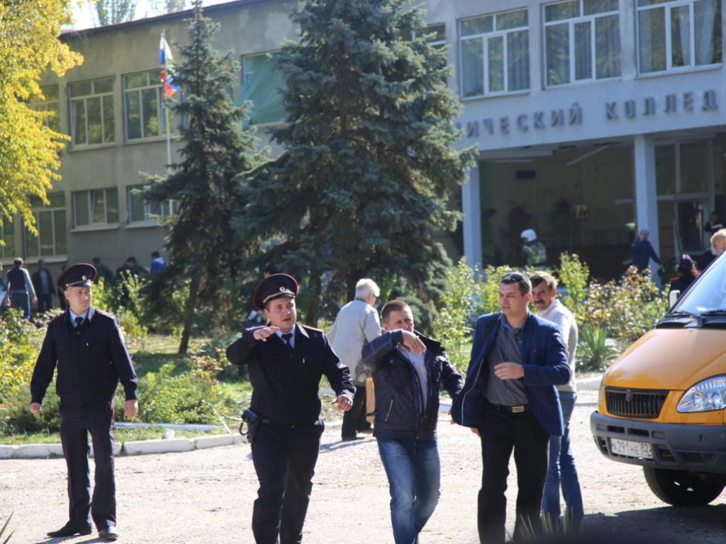 Бойня в Керчи: Из колледжа, где массово погибли студенты, могут сделать мемориал