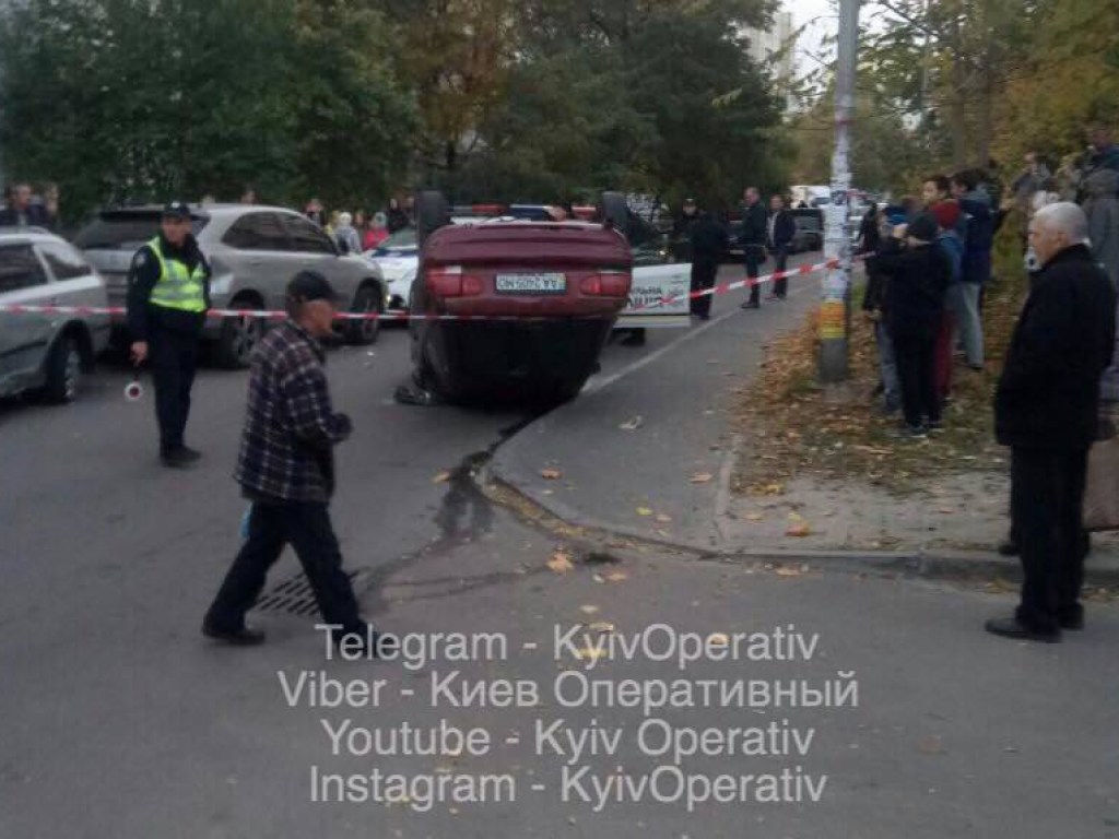 В Киеве Ford перевернулся на крышу, протаранив на парковке Skoda и Lexus (ФОТО, ВИДЕО)
