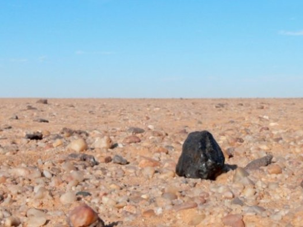 На Ближнем Востоке обнаружили упавший метеорит: странный камень нашел крестьянин (ФОТО)