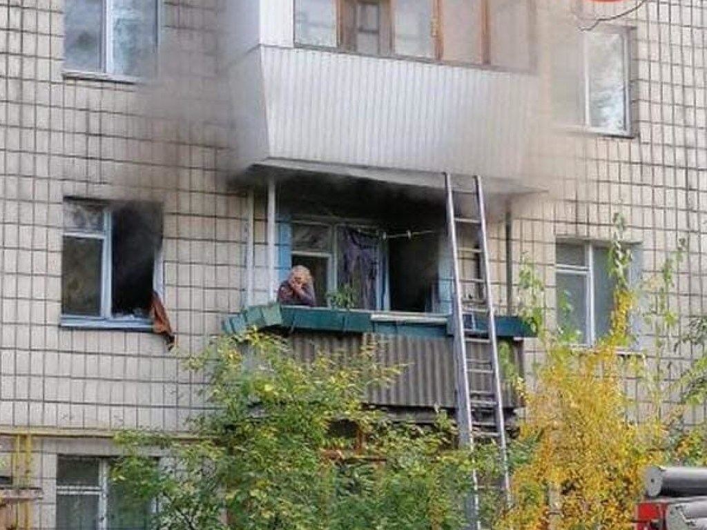 На столичном Лесном проспекте загорелась квартира: предположительно от сигареты (ФОТО)