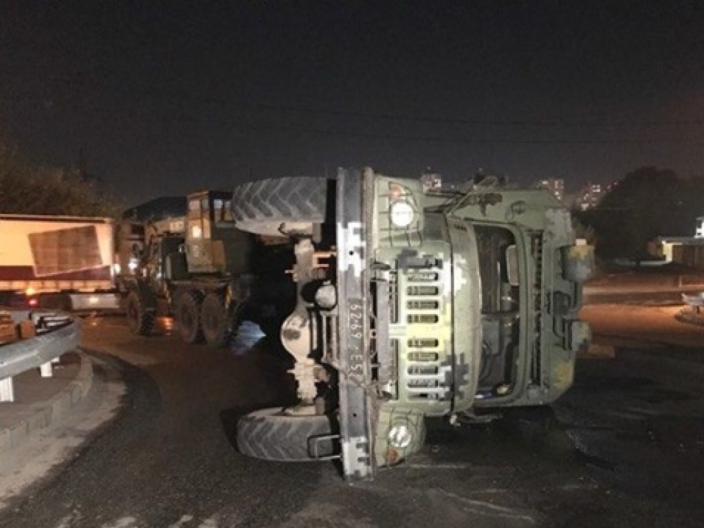 На Дарницком шоссе в Киеве перевернулся военный грузовик (ФОТО, ВИДЕО)