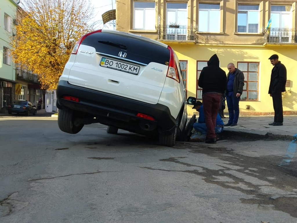 В Тернопольской области автомобиль провалился под землю (ФОТО)