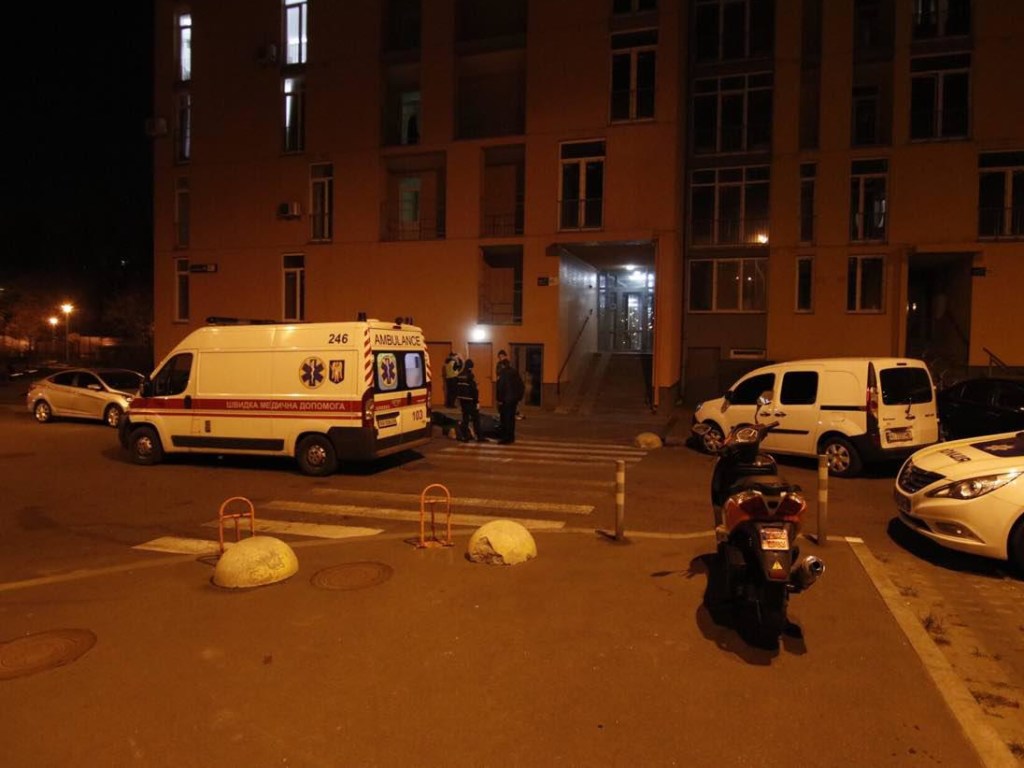 Делала фото, стоя на руках: в Киеве в ЖК«Комфорт Таун» с 16 этажа выпала и разбилась женщина (ФОТО, ВИДЕО)