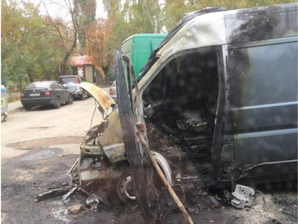 В Харькове неизвестные сожгли микроавтобус