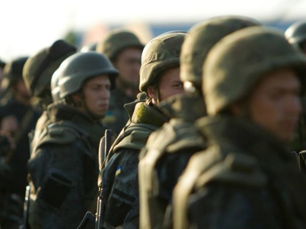 Порошенко выступил против приватизации жилья на территории военных частей 