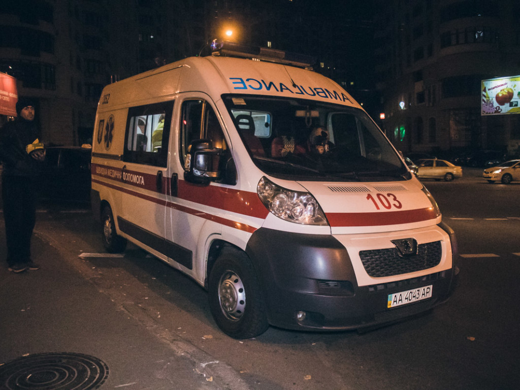 На улице Черновола в Киеве BMW сбил пешехода (ФОТО, ВИДЕО)