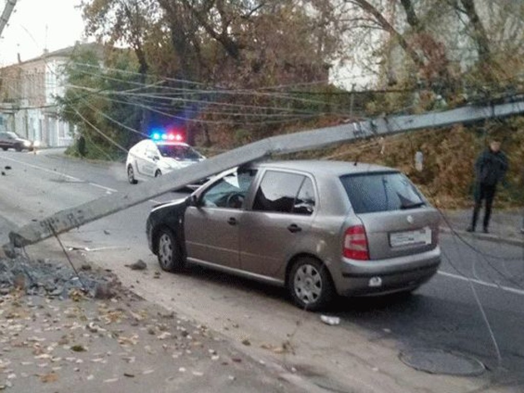 В Виннице пьяный водитель поочередно сбил две электроопоры (ФОТО)